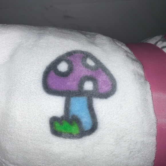 Hello Kitty queen size tulip & mushroom plush blanket - Picture 3 of 6